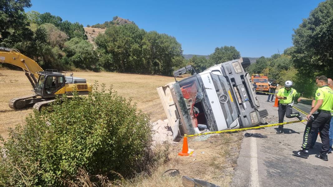 Kamyon devrildi, sürücüsü öldü 3